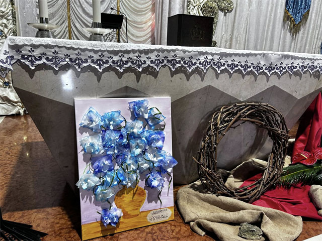 Torremaggiore: consegnata al Santuario della Madonna della Fontana dalle insegnanti e dai bambini della Scuola dell’Infanzia dell’IC Via Sacco e Vanzetti una tela rappresentante un vaso di rose azzurre realizzata con tempera e fazzoletti