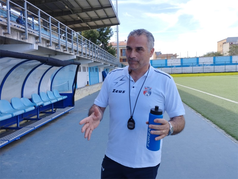 Terminato il Campionato Promozione Molise per l’Atletico Torremaggiore al settimo posto generale. Ultima partita per Mister Acquafresca, grande commozione in campo con giocatori, tifosi ed ex calciatori rossoblu