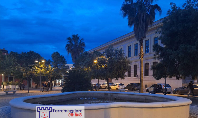 Degrado a Torremaggiore a due passi dalla Pineta : da mesi la fontana è spenta, non funzionante ed anche la statua di San Giovanni Paolo II è buia