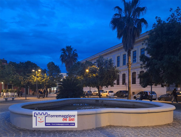 Degrado a Torremaggiore a due passi dalla Pineta : da mesi la fontana è spenta, non funzionante ed anche la statua di San Giovanni Paolo II è buia