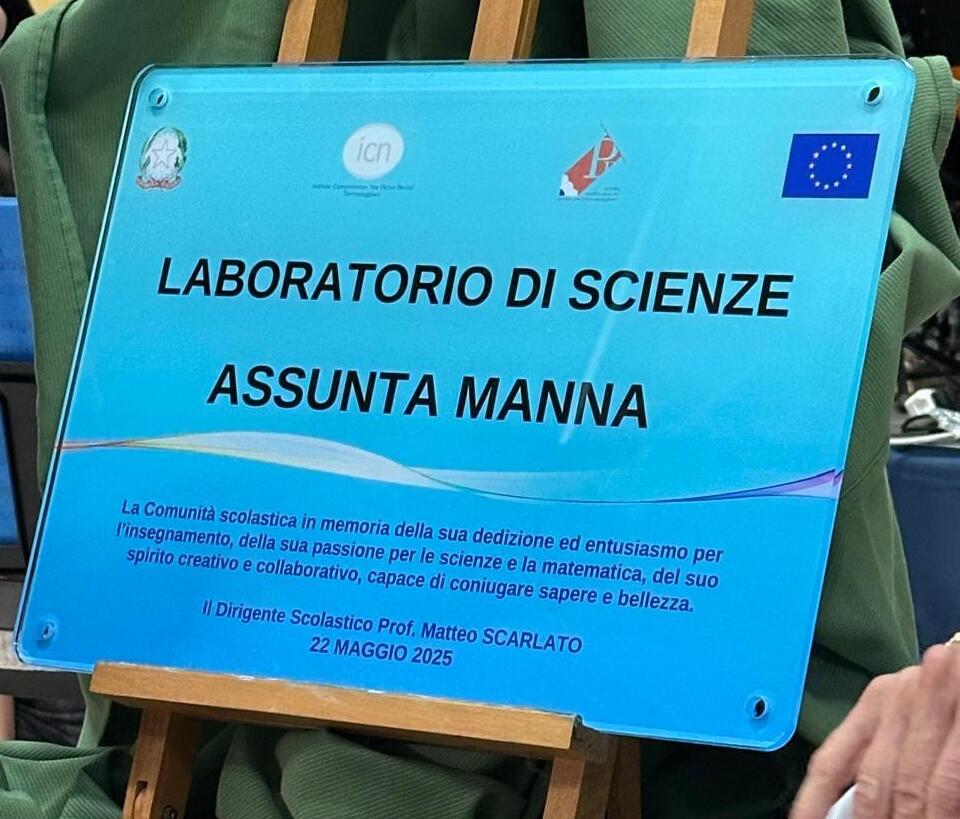 Il laboratorio di Scienze del plesso scolastico Padre Pio di Torremaggiore è stato intitolato alla compianta Profssa Assunta Manna