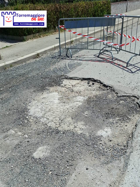 Torremaggiore: voragini su Viale XXV Aprile, arteria inibita a metà nei pressi della rotonda