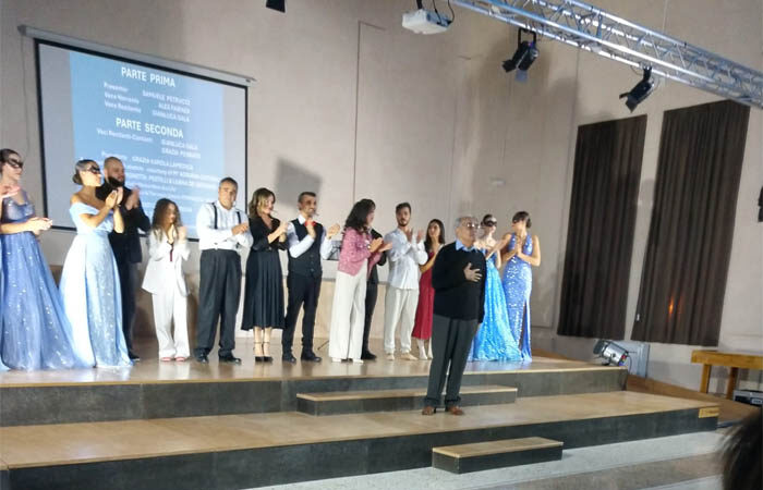 Recensione della Profssa Angela Sacco sullo spettacolo teatrale Per nostalgia e per burla realizzato dal dott Scudero andato in scena il 4 ottobre 2025 all’auditorium del plesso scolastico San Giovanni Bosco di Torremaggiore