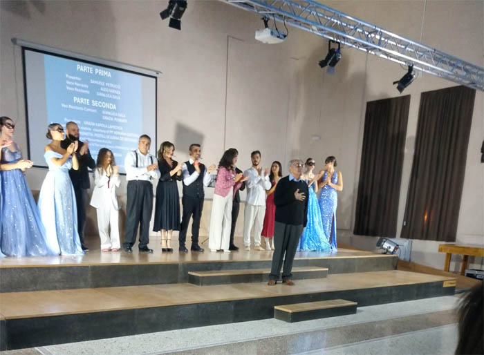 Recensione della Profssa Angela Sacco sullo spettacolo teatrale Per nostalgia e per burla realizzato dal dott Scudero andato in scena il 4 ottobre 2025 all’auditorium del plesso scolastico San Giovanni Bosco di Torremaggiore