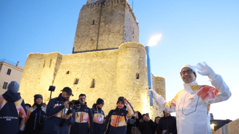XXV Giochi olimpici invernali di Milano Cortina 2026: il maratoneta Michelangelo Moscatelli dell’ASD Running Torremaggiore a Termoli il 1 gennaio 2026 è stato uno dei tedofori con la torcia olimpica