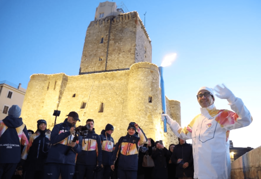 XXV Giochi olimpici invernali di Milano Cortina 2026: il maratoneta Michelangelo Moscatelli dell’ASD Running Torremaggiore a Termoli il 1 gennaio 2026 è stato uno dei tedofori con la torcia olimpica