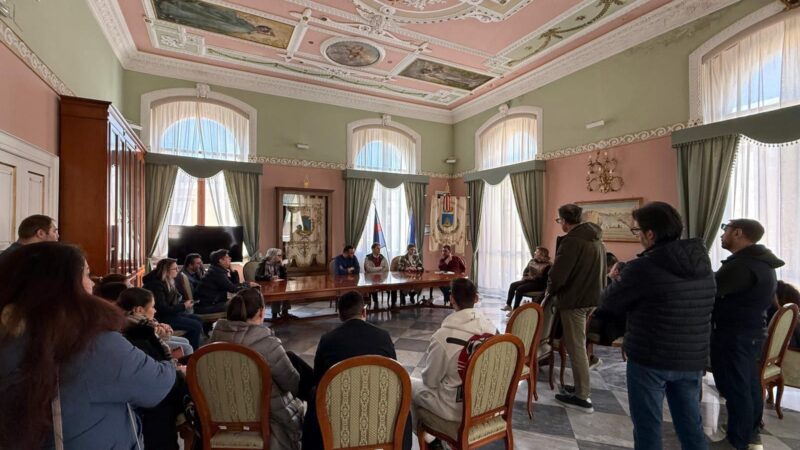 Lavori in corso ad oltranza su Corso Giacomo Matteotti a Torremaggiore: dall’incontro tra i commercianti e l’amministrazione comunale è emerso che non esiste un cronoprogramma preciso sul termine dei lavori pertanto il disagio resta!