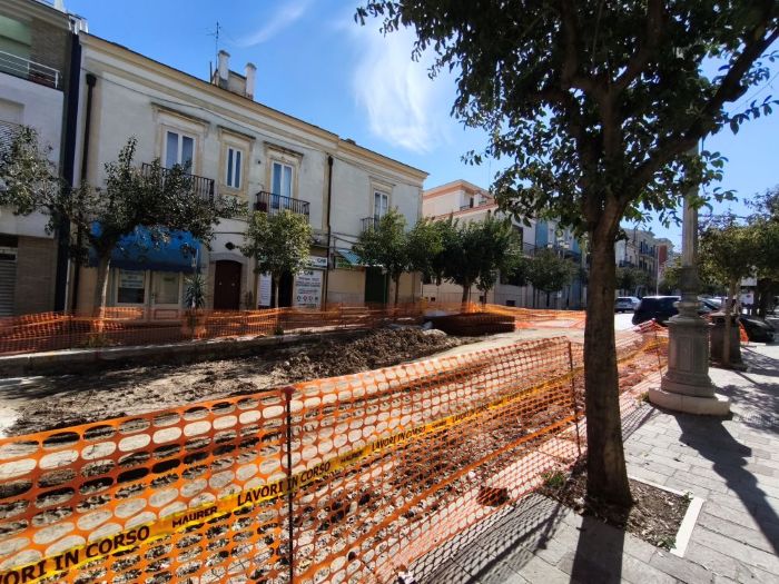 A TORREMAGGIORE I COMMERCIANTI DI CORSO MATTEOTTI SONO ESASPERATI: LAVORI INFINITI CON PERDITE FINO AL – 70%. COSÌ SI UCCIDE IL COMMERCIO LOCALE. GRIDO D’ALLARME PUBBLICO