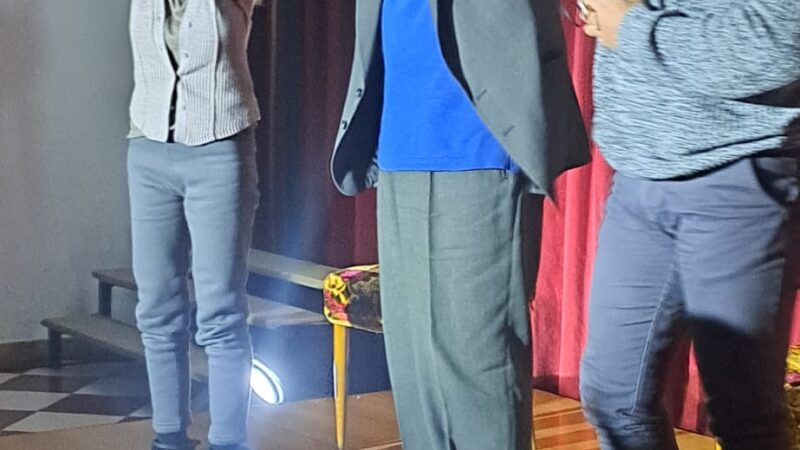 Grande successo all’Auditorium Pio XII la sera del 14 marzo 2026 per la rappresentazione di Come per caso due inesistenze e una giornata insolita del regista dott Walter Scudero