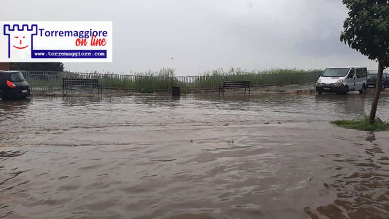 Incredibile bomba di acqua con grandinata dopo le 17.30 del 21 aprile 2026 a Torremaggiore, disagi momentanei per la circolazione