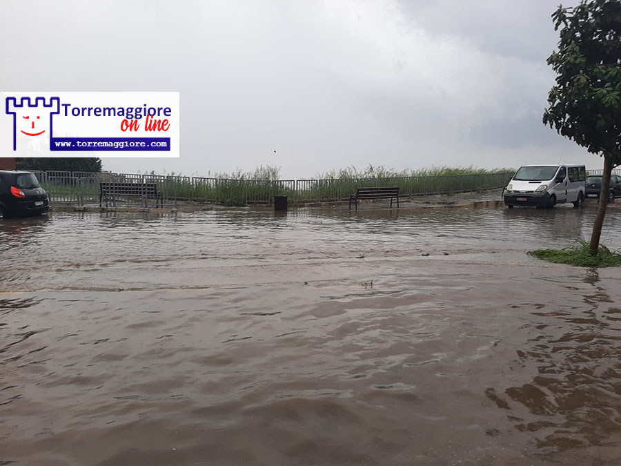 Incredibile bomba di acqua con grandinata dopo le 17.30 del 21 aprile 2026 a Torremaggiore, disagi momentanei per la circolazione