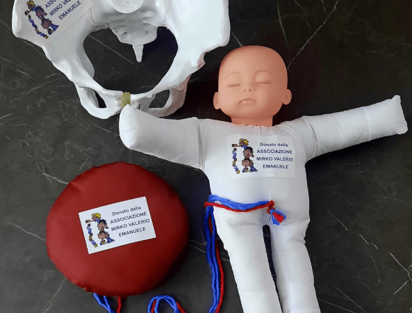 L’Associazione Mirko Valerio Emanuele donerà alla Ginecologia dell’Ospedale di San Severo un bambolotto per il corso preparto nel segno del ricordo. Il piccolo torremaggiorese scomparso prematuramente nel 2000 a soli quattro anni il 16 giugno 2026 avrebbe compiuto trenta anni