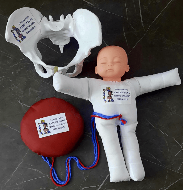 L’Associazione Mirko Valerio Emanuele donerà alla Ginecologia dell’Ospedale di San Severo un bambolotto per il corso preparto nel segno del ricordo. Il piccolo torremaggiorese scomparso prematuramente nel 2000 a soli quattro anni il 16 giugno 2026 avrebbe compiuto trenta anni