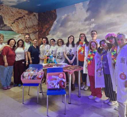 L’Associazione Mirko Valerio Emanuele ha donato alla Ginecologia dell’Ospedale di San Severo un bambolotto per il corso preparto nel segno del ricordo. Il piccolo torremaggiorese scomparso prematuramente nel 2000 a soli quattro anni il 16 giugno 2026 avrebbe compiuto trenta anni