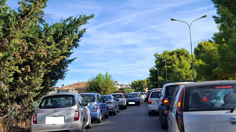 Torremaggiore: al mercato settimanale del lunedi presso la Pineta Comunale la sosta indisciplinata è oramai diventata ordinaria maleducazione civica nel silenzio generale. Cambierà mai qualcosa?