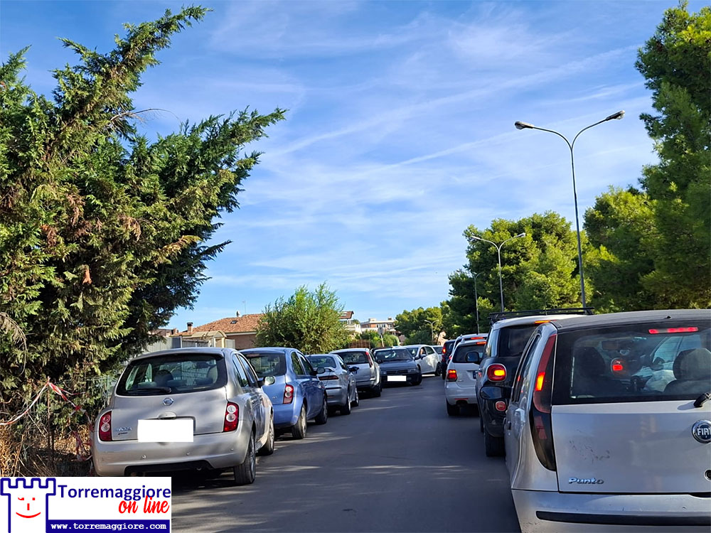 Torremaggiore: al mercato settimanale del lunedi presso la Pineta Comunale la sosta indisciplinata è oramai diventata ordinaria maleducazione civica nel silenzio generale. Cambierà mai qualcosa?